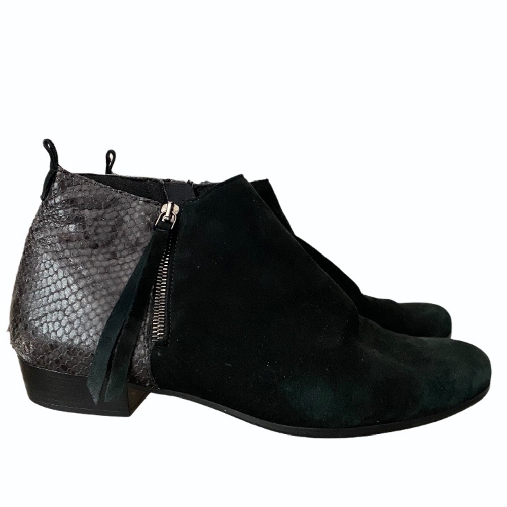 Munro | black low heel ankle boots size 8